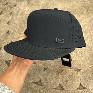 Melin brand black hat
Size: classic